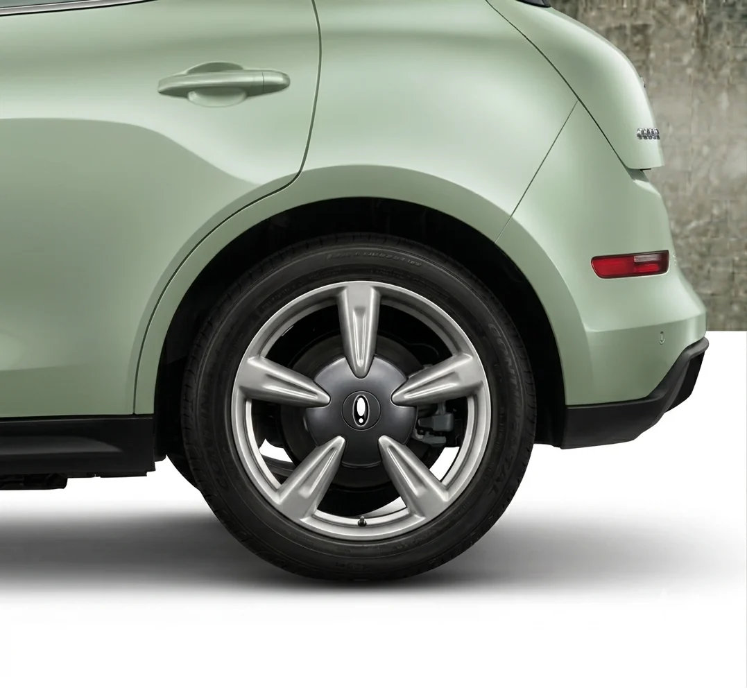 18″ Sport Alloy Wheels.
